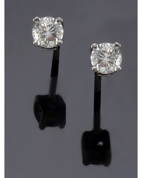 105-PENDIENTES DORMILONAS DE BRILLANTES.Montura de oro blanco de 18k.