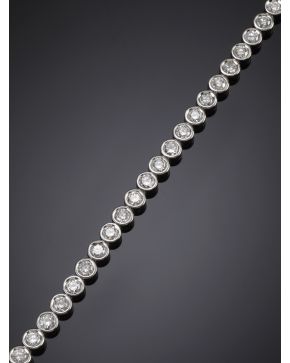 1057-IMPORTANTE PULSERA RIVIERE DE BRILLANTES que suman un total de 7 ct. aprox. Sobre una montura de chatón en oro blanco de 18k.