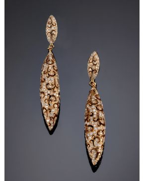 1064-ELEGANTE PENDIENTES LARGOS DE BRILLANTES. Montura de oro rosa de 18k. 