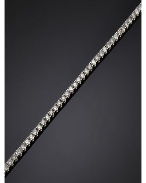 1079-ELEGANTE PULSERA RIVIERE DE BRILLANTES que suman un total de 5 ct. aprox. Sobre una montura de finas garras en oro blanco de 18k.