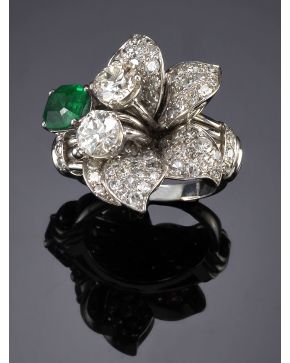 1083-ESPECTACULAR SORTIJA FLOR. AÑOS 60.  CON DOS BRILLANTES MAYORES DE 0.60 CT.APROX Y 0.75 CT. APROX.. DECORADO POR UNA BELLA ESMERALDA LATERAL CON PÉTAL