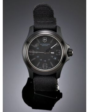 1139-418. RELOJ DE PULSERA VICTORINOX. ESFERA NEGRA. CORREA DE TELA NEGRA.