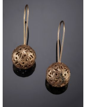 127-PENDIENTES LARGOS DE ESFERAS CALADAS. Montura laminada en oro rosa de 14k.