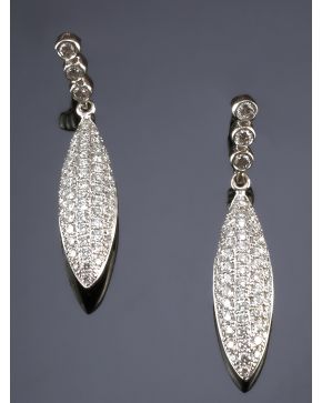 157-PENDIENTES COLGANTES DE PAVÉ DE BRILLANTES.Montura de oro blanco de 18k.