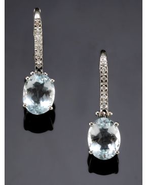 171-PENDIENTES LARGOS DE AGUAMARINAS Y PAVÉ DE BRILLANTES. Montura de oro blanco de 18k. 