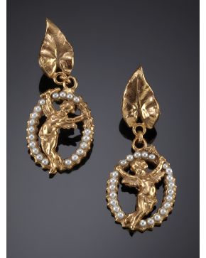 180-PENDIENTES LARGOS CON DETALLE DE ANGELOTES. Montura laminada en oro rosa de 14k.