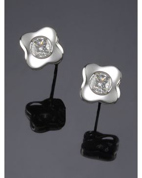 205-PENDIENTES CHATONES FORMA FLOR.Montura  de oro blanco de 18k.