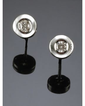 230-PENDIENTES CHATONES DE BRILLANTES. Montura de oro blanco de 18k. 