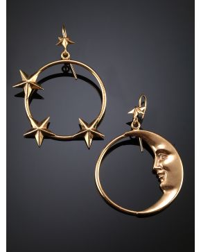 249-PENDIENTES CRIOLLAS CON ESTRELLAS Y LUNA. Montura laminada en oro rosa de 14k.