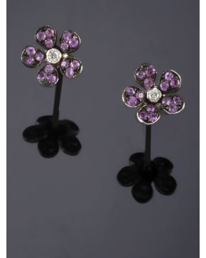 259-PENDIENTES FLORES DE ZAFIROS ROSAS Y BRILLANTES. Montura de oro blanco de 18k.