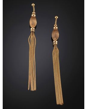 261-ESTILIZADOS PENDIENTES COLGANTES. ESTILO ART DECÓ. Montura laminada en oro rosa de 14k.