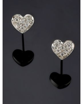 272-PENDIENTES CORAZONES DE BRILLANTES. Montura de oro blanco de 18k.