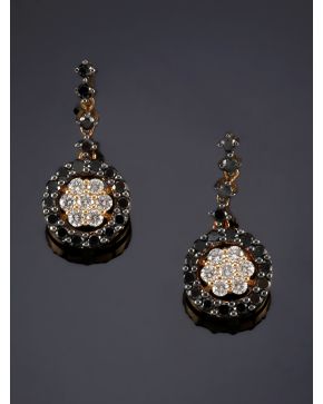 276-PENDIENTES COLGANTES DE BRILLANTES BLANCOS Y NEGROS. Montura de oro rosa de 18k. 