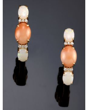 282-MEDIAS CRIOLLAS DE ÓPALOS. BRILLANTES  Y CORAL.Montura en oro rosa de 18k.