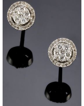 317-ELEGANTES PENDIENTES DE BRILLANTES que suman un total de 0.50 ct. aprox. Sobre una montura de garras de oro blanco de 18k.