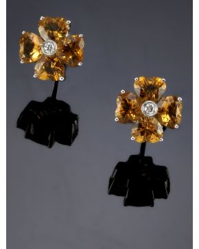 329-PENDIENTES FLORES DE CUARZOS Y BRILLANTES. Montura de oro blanco de 18k.