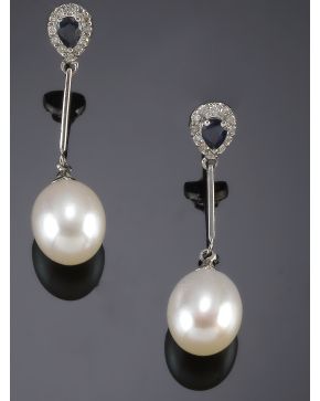 341-PENDIENTES COLGANTE CON LÁGRIMA DE ZAFIRO Y BRILLANTES. del que pende una perla cultivada. tipo pera. Montura en oro blanco de 18K.