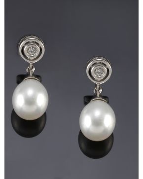 349-PENDIENTES CHATONES DE BRILLANTES Y PERLA CULTIVADA.Montura de oro blanco de 18k.