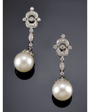 364-PENDIENTES LARGOS DE BRILLANTES Y PERLAS AUSTRALIANAS DE 11.5MM DE DIÁMETRO. Montura de oro blanco de 18k. 