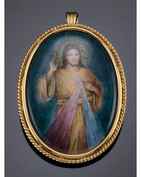 370-BELLO BROCHE COLGANTE CON IMÁGEN DEL CRISTO DE LA MISERICORDIA EN ESMALTE. sobre una montura rizada en oro amarillo de 18k.