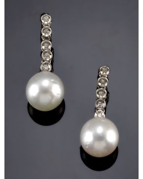 375-PENDIENTES CHATONES DE BRILLANTES Y PERLAS AUSTRALIANAS. Montura de oro blanco de 18k. 