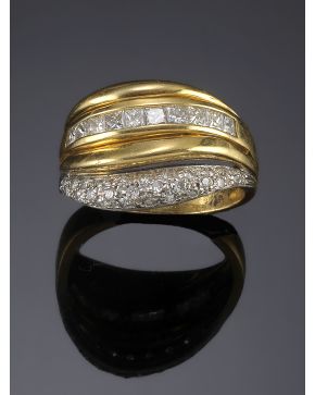 407-MODERNA SORTIJA DE BRILLANTES Y DIAMANTES. TALLA PRINCESA. sobre una montura de oro amarillo y blanco de 18k.