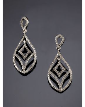 413-PENDIENTES LARGOS DE BRILLANTES. Montura de oro blanco de 18k. 