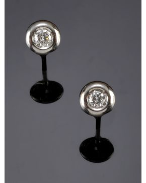 418-PENDIENTES CHATONES DE BRILLANTES.Montura de oro blanco de 18k.