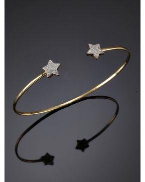 421-BRAZALETE TORQUE DE ESTRELLAS DE BRILLANTES.Montura en oro amarillo de 18k.