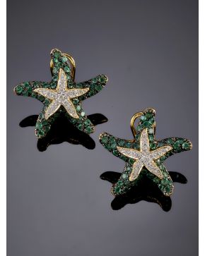 429-PENDIENTES ESTRELLA DE MAR DE ESMERALDAS Y BRILLANTES.Montura de oro amarillo de 18k. 