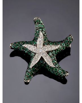 430-BROCHE ESTRELLA DE MAR DE ESMERALDAS Y BRILLANTES. Montura de oro blanco de 18k. 