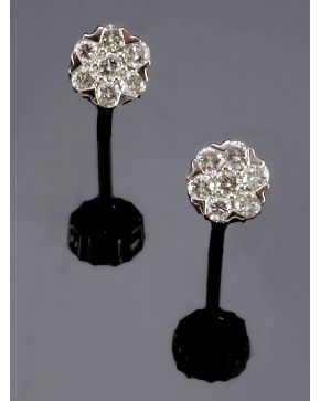 436-PENDIENTES ROSETONES DE BRILLANTES. Montura de oro blanco de 18k.