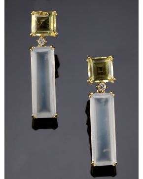 439-PENDIENTES DE CRISTAL DE ROCA Y TOPACIOS AMARILLOS UNIDOS POR BRILLANTE.Montura de finas garras de oro amarillo de 18k.