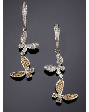 446-PENDIENTES LARGOS DE MARIPOSAS DE BRILLANTES. Montura de oro blanco de 18k.