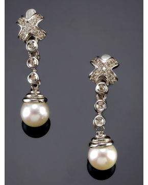 452-PENDIENTES LARGOS DE BRILLANTES Y PERLITAS CULTIVADAS. Montura de oro blanco de 18k. 