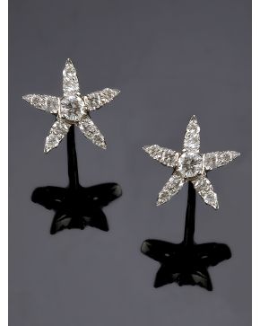 463-PENDIENTES ESTRELLAS DE BRILLANTES. Montura de oro blanco de 18k. 