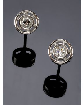 503-PENDIENTES CHATONES DE BRILLANTES.Montura de oro blanco de 18k.