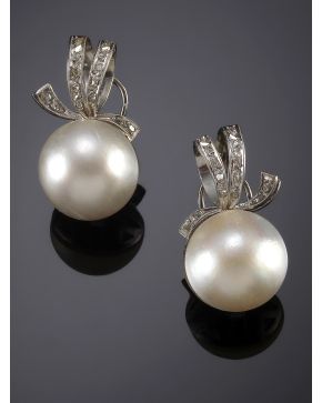 587-PENDIENTES DE PERLAS MABE CON LAZADA DE BRILLANTES. años 50. Montura de oro blanco de 18k. 