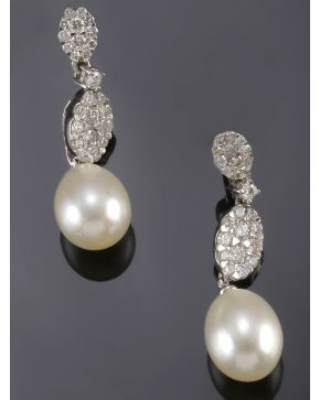 602-PENDIENTES DE BRILLANTES DE 0.72 CT Y PERLAS EN FORMA DE PERILLA. Montura de oro blanco de 18k.