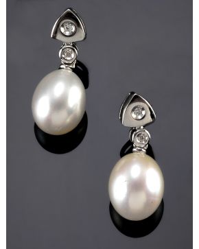 606-223. PENDIENTES CHATONES Y PERLA CULTIVADA.Montura de oro blanco de 18k.