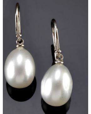 610-PENDIENTES DE PERLA CULTIVA EN FORMA DE PERA.Montura de oro blanco de 18k.