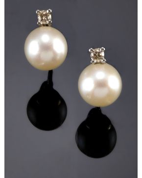 611-PENDIENTES TÚ Y YO DE PERLAS CULTIVADAS Y BRILLANTES. Montura de oro blanco de 18k.