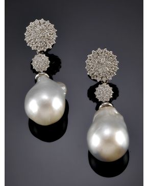 615-PENDIENTES LARGOS DE ROSETONES CUAJADOS DE PAVÉ DE BRILLANTES Y PERLA AUSTRALIANA BARROCA. Montura de oro blanco de 18k. 