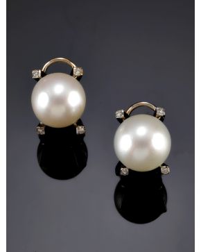 625-PENDIENTES DE PERLAS AUSTRALIANAS de 12 mm de diámetro con cuatro pequeños brillantes. Montura de oro blanco de 18k.