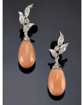 653-PENDIENTES HOJITAS DE BRILLANTES Y PERILLA DE CORAL. Montura de oro blanco de 18k. 