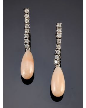 664-PENDIENTES LARGOS DE BRILLANTES Y CORAL EN FORMA DE PERILLA.Montura de oro blanco de 18k. Peso total de los brillantes: 0.47 ct. aprox. 