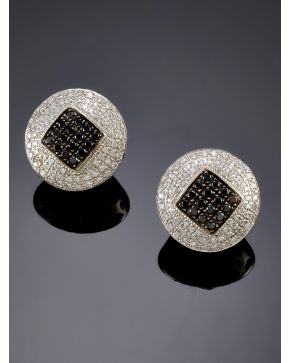 667-PENDIENTES CIRCULARES DE BRILLANTES BLANCOS Y NEGROS. Montura de oro blanco de 18k. 