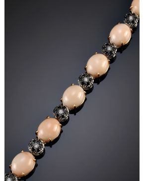 668-ELEGANTE PULSERA DE CABUJONES DE CORAL PIEL DE ÁNGEL CON DETALLE DE ROSETONES DE BRILLANTES BLANCOS Y NEGROS. Montura de oro blanco de 18k. 