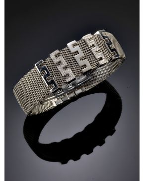 672-BRAZALETE DE ACERO ITALIANO CON CENTRO DE MOTIVOS GEOMÉTRICOS DE BRILLANTES Y ORO BLANCO DE 18K.