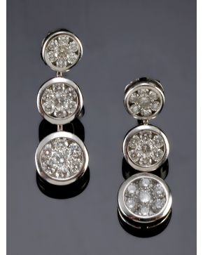 673-PENDIENTES LARGOS FORMADOS POR ROSETONES DE BRILLANTES.Montura de oro blanco de 18k.